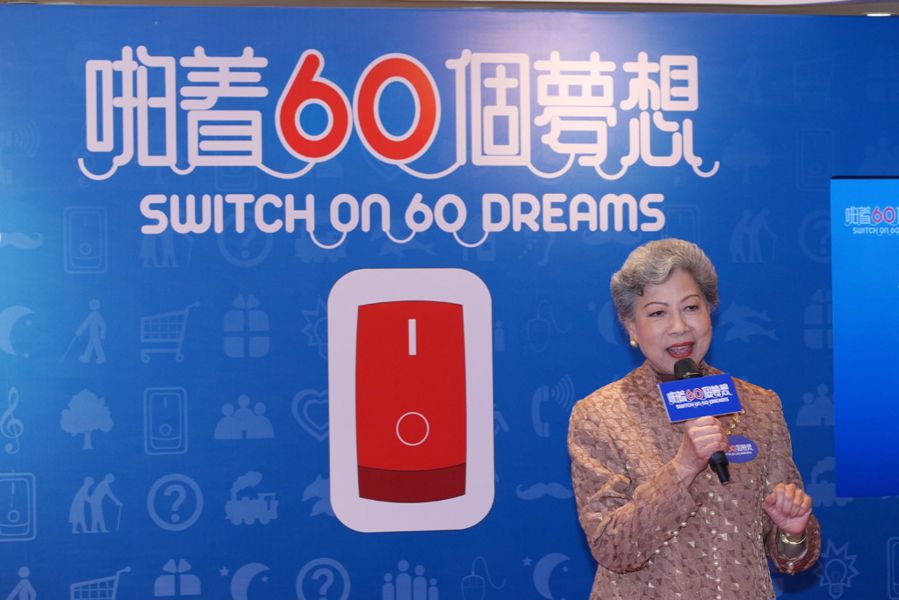 羅蘭女士上台呼籲中學生要主動出擊，啪着長者及殘疾人士的夢想。